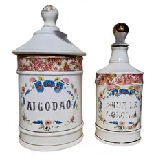 Foto de um(a) Raro e antigo par de potes de farmácia, da categoria de Garrafas, potes e jarros. Conjunto com 2 potes antigos de farmácia, sendo um de algodão e o outro de água de colônia. Ambos em porcelana com... Vendido no marketplace Trésors.