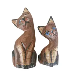 Foto de um(a) Par de gatinhos de madeira da Indonésia, da categoria de Modelos e estatuetas. Esta peça é um par de esculturas de gatos, um exemplo clássico de artesanato rústico em madeira, feita na Indonésia. Medidas... Vendido no marketplace Trésors.