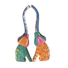Foto de um(a) Par de elefantes em madeira pintados à mão, da categoria de Outros objetos decorativos. Par de esculturas decorativas de elefantes, esculpidas em madeira e pintadas á mão com um estilo vibrante e folclórico. As... Vendido no marketplace Trésors.