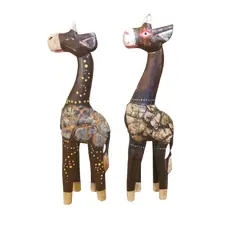 Foto de um(a) Par de girafas de Bali, da categoria de Modelos e estatuetas. Par de girafas esculpidas e pintadas à mão, artesanato de Bali. Pelo seu pescoço longo, a girafa é vista como o animal que... Vendido no marketplace Trésors.