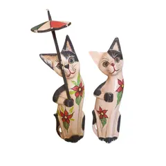 Foto de um(a) Casal de gatos de Bali Feng Shui, da categoria de Modelos e estatuetas. Estes gatos com sombrinha são uma das variações mais charmosas do artesanato de Bali e reforçam o conceito de hospitalidade... Vendido no marketplace Trésors.