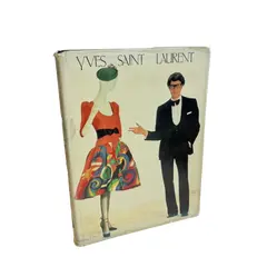 Foto de um(a) Livro capa dura Yves Saint Laurent 1983, da categoria de Livros. Maravilhoso livro capa dura em tecido, em inglês, de 1983. Marcas do tempo e uso. Vendido no marketplace Trésors.