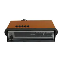 Foto de um(a) Rádio relógio SEMP TOSHIBA RR - 1005 - Nº 25440 BIVOLT, da categoria de Rádios e sintonizadores. Antigo e raro rádio relógio SEMP TOSHIBA RR - 1005 - Nº 25440 BIVOLT. Na tonalidade laranja, funcionando, sem garantias... Vendido no marketplace Trésors.