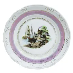 Foto de um(a) Prato ornamental, da categoria de Pratos Decorativos. Prato ornamental em porcelana branca vitrificada, apresenta faixa na tonalidade rosa e na caldeira paisagem marinha.... Vendido no marketplace Trésors.