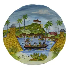 Foto de um(a) Prato ornamental Cartagena, da categoria de Pratos Decorativos. Prato ornamental em porcelana branca, pintado à mão em policromia com cena típica de Cartagena. Medidas 23 cm de diâmetro. Vendido no marketplace Trésors.