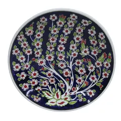 Foto de um(a) Prato ornamental floral, da categoria de Pratos Decorativos. Prato ornamental em cerâmica, com decoração floral em policromia e fundo em azul cobalto. Prato trazido de PORTUGAL conforme... Vendido no marketplace Trésors.
