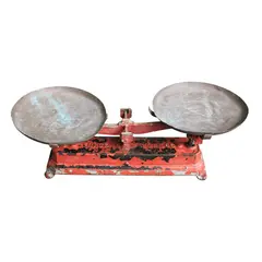 Foto de um(a) Antiga balança em ferro, da categoria de Outros colecionáveis. Antiga balança em ferro (com resquício de pintura na cor vermelho) de armazém, da manufatura FORÇA 40KG. Apresenta dois... Vendido no marketplace Trésors.