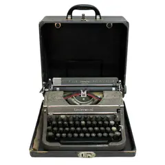 Foto de um(a) Máquina de escrever UNDERWOOD CHAMPION MADE IN USA, da categoria de Maquinas de Escrever. Antiga e rara máquina de escrever da manufatura UNDERWOOD CHAMPION MADE IN USA. Acompanha caixa original com pega em... Vendido no marketplace Trésors.