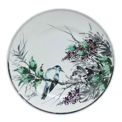 Foto de um(a) Prato ornamental estilo sumi-e, da categoria de Pratos Decorativos. Prato ornamental em porcelana branca, com pintura feita à mão em policromia de estilo asiático. Apresenta pássaro em um... Vendido no marketplace Trésors.