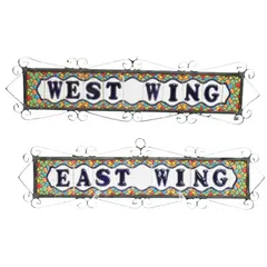 Foto de um(a) Par de apliques para parede ala leste e oeste, da categoria de Objetos de parede. Par de apliques para parede indicando ala leste e oeste. Moldura em ferro e centro em pastilhas vitrificadas pintadas à mão.... Vendido no marketplace Trésors.