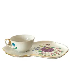 Foto de um(a) Xícara com bandeja, da categoria de Xícaras. Xícara com bandeja em porcelana. *Contém alguns desgastes no filete dourado e um trincado na alça, mas que nem comprometem... Vendido no marketplace Trésors.