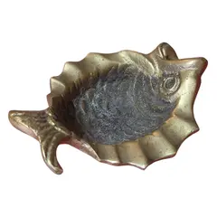 Foto de um(a) Pequeno Cinzeiro Decorativo Peixe em Bronze, da categoria de Cinzeiros e coletores. Lindo cinzeiro em formato de peixe, confeccionado em metal maciço bronze com pátina original do tempo. Vendido no marketplace Trésors.