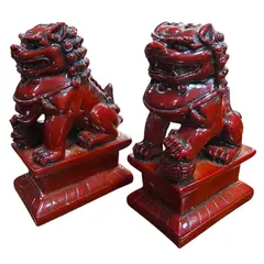 Foto de um(a) Par de Cães de Fó em Resina - Leões Guardiões Chineses, da categoria de Outros colecionáveis. Imponente par de Cães de Fo em tom vermelho profundo, emulando a tradicional técnica oriental de escultura em cinábrio.... Vendido no marketplace Trésors.
