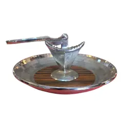 Foto de um(a) Quebra-Nozes Vintage com Base de Servir – Alumínio Polido, Madeira e Prato Martelado, da categoria de Outros utensílios para servir. Elegância para a Sua Mesa Este quebra-nozes não é apenas uma ferramenta, mas uma peça de decoração que evoca o charme das... Vendido no marketplace Trésors.