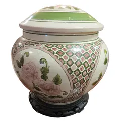 Foto de um(a) Potiche Cerâmica Luiz Salvador – Estilo Faiança com Pintura Floral e Base em Madeira, da categoria de Vasos. Exemplar autêntico da prestigiada Cerâmica Luiz Salvador (Itaipava), este pote decorativo com tampa combina o charme do... Vendido no marketplace Trésors.