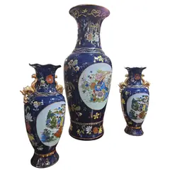 Foto de um(a) Trio de Vasos em Porcelana Azul Cobalto – Detalhes em Ouro e Cenas Orientais, da categoria de Vasos. Imponente conjunto decorativo (Garniture) composto por três vasos em porcelana de alta qualidade, apresentando um acabamento... Vendido no marketplace Trésors.