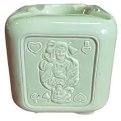 Foto de um(a) Conjunto 2-em-1 Vintage: Garrafa de Licor e Cinzeiro em Cerâmica Verde Celadon – Coleção Georges Aubert, da categoria de Garrafas. Este item único é uma peça de cerâmica de design inteligente e multifuncional, datada provavelmente de meados do século XX.... Vendido no marketplace Trésors.