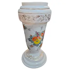 Foto de um(a) Vaso em Vidro Opaline Leitoso – Decoração Floral Pintada à Mão e Filetes Dourados, da categoria de Vasos. Apresentamos um delicado vaso decorativo em vidro leitoso branco, que combina a elegância da opalinagem com a vivacidade da... Vendido no marketplace Trésors.