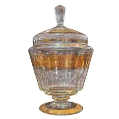 Foto de um(a) Bomboniere de Cristal Vintage com Decoração em Filetes e Arabescos Dourados, da categoria de Garrafas, potes e jarros. toque de classe clássica para o seu ambiente. Esta elegante bomboniere em cristal translúcido destaca-se pelo seu design... Vendido no marketplace Trésors.