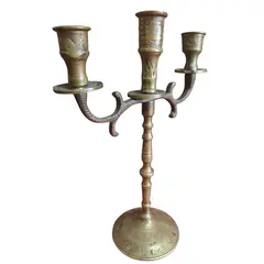 Foto de um(a) Antigo Castiçal Candelabro 3 Velas em Bronze Maciço, da categoria de Castiçais. Candelabro vintage de 3 braços em bronze maciço, uma peça autêntica com a beleza da passagem do tempo visível na sua pátina... Vendido no marketplace Trésors.
