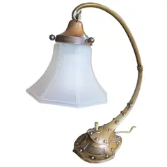 Foto de um(a) Abajur Antigo de Mesa Estilo Art Déco e Industrial em Latão e Bronze – Cúpula Sextavada em Vidro Acetinado, da categoria de Abajures. Magnífico abajur de mesa original de época, Uma peça de colecionador que une robustez industrial e elegância decorativa. Vendido no marketplace Trésors.