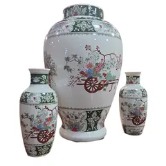Foto de um(a) Conjunto de Vasos de Porcelana Schmidt Brasil - Estilo Oriental (3 Peças), da categoria de Vasos. Nota importante: O vaso principal possui um fio de cabelo (fissura leve) na borda superior, conforme detalhado nas fotos, o... Vendido no marketplace Trésors.