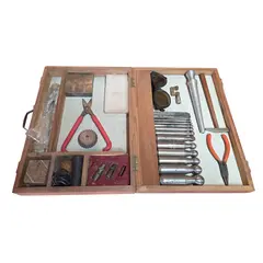 Foto de um(a) Rara Maleta de Ourivesaria - Ferramentas de Precisão Gaertner, da categoria de Outros colecionáveis. Exclusivo conjunto de ferramentas para ourivesaria e joalheria, acondicionado em maleta original de madeira. Este conjunto... Vendido no marketplace Trésors.
