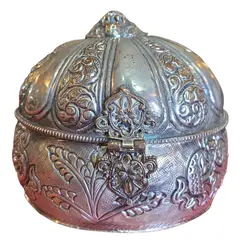 Foto de um(a) Caixa Porta-Joias Vintage em Metal Prateado com Detalhes em Cobre e Rica Ornamentação Repuxada, da categoria de Porta-Jóias. Lindo porta-joias de mesa, com formato oval e tampa abobadada. Peça de grande impacto visual, com um trabalho de metalurgia... Vendido no marketplace Trésors.