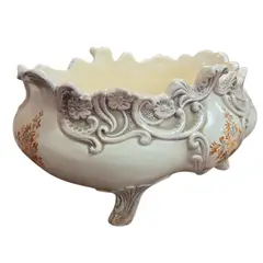 Foto de um(a) Antiga Floreira de Mesa Cerâmica Weiss – Coleção 87 – Pintada à Mão, da categoria de Cachepot. Clássico da Cerâmica Brasileira para sua Decoração. Esta belíssima floreira da Cerâmica Weiss é uma peça que une a tradição... Vendido no marketplace Trésors.