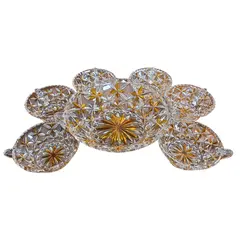 Foto de um(a) Jogo de Sobremesa Vintage em Vidro Trabalhado – 7 Peças – Detalhes Âmbar, da categoria de Garrafas, potes e jarros. Encantador conjunto para sobremesa vintage, composto por uma taça de servir (bowl central) e seis taças individuais. Uma... Vendido no marketplace Trésors.