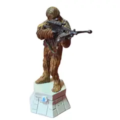 Foto de um(a) Estátua Chewbacca Star Wars - Peça de Xadrez Colecionável (Bispo Branco) - Pintado à Mão, da categoria de Figuras de ação. Leve para sua coleção um dos personagens mais icônicos da saga Star Wars: o lendário Wookiee, Chewbacca. Esta peça não é... Vendido no marketplace Trésors.