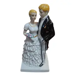 Foto de um(a) Estatueta Noivos Monte Fiero – Porcelana Esmaltada "Designed in Spain", da categoria de Modelos e estatuetas. Celebre o amor e a elegância com esta delicada estatueta de um casal de noivos, uma peça clássica da renomada linha Monte... Vendido no marketplace Trésors.