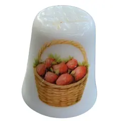 Foto de um(a) Dedal de Coleção em Porcelana – Cesta de Morangos, da categoria de Outros colecionáveis. Este gracioso dedal em porcelana destaca-se pela sua temática campestre e delicada. A peça apresenta uma ilustração central... Vendido no marketplace Trésors.