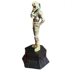 Foto de um(a) ​Peça De Xadrez Star Wars AT-AT Pilot - Pintada À Mão, da categoria de Figuras de ação. Item de Colecionador: Piloto de AT-AT – Elite do Império Galáctico Esta peça faz parte da prestigiada coleção oficial de... Vendido no marketplace Trésors.