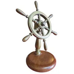 Foto de um(a) Timão Náutico em Bronze e Madeira – Peça Decorativa Vintage, da categoria de Outros itens marítimos. Adicione um toque de aventura clássica ao seu ambiente com esta belíssima miniatura de leme náutico. Com um design... Vendido no marketplace Trésors.