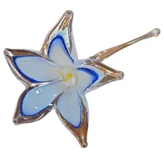 Foto de um(a) Flor Decorativa em Cristal Murano - Branco e Azul, da categoria de Outros colecionáveis. Elegante flor decorativa artesanal, modelada à mão em cristal Murano. Esta peça une o charme do design orgânico com a... Vendido no marketplace Trésors.