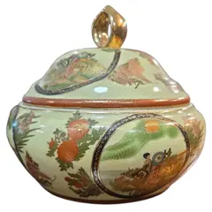 Foto de um(a) Potiche Porcelana Satsuma – Decoração Oriental, da categoria de Cachepot. Elegância e Tradição Oriental em Porcelana. Este belíssimo potiche com tampa é um exemplo da estética Satsuma, reconhecida... Vendido no marketplace Trésors.