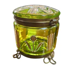 Foto de um(a) Antigo Porta-Jóias em Cristal Verde Esmeralda – Circa 1920 – Pintura Esmaltada e Montagem em Latão, da categoria de Porta-Jóias. Exclusivo porta-jóias de toucador datado de aproximadamente 1920. A peça é confeccionada em cristal translúcido de tom verde... Vendido no marketplace Trésors.