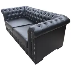 Foto de um(a) Sofá Chesterfield 2 Lugares Preto, da categoria de Sofás. Este sofá de 2 lugares traz o icônico design Chesterfield, uma peça que é sinônimo de sofisticação e luxo desde o século... Vendido no marketplace Trésors.