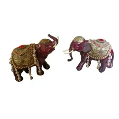 Foto de um(a) Par de Elefantes Antigos Feng Shui, da categoria de Modelos e estatuetas. Par de elefantes em tom de vinho com mantos dourados e pedrarias, que representam a Realeza e a Abundância. Os Mantos:... Vendido no marketplace Trésors.