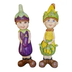 Foto de um(a) Raras Estatuetas Dona Beringela e Sr. Sabugo, da categoria de Modelos e estatuetas. Lindo e raro conjunto de estatuetas decorativas antropomórficas pintadas à mão, representando dois personagens infantis... Vendido no marketplace Trésors.