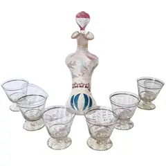 Foto de um(a) Encantador conjunto de Licoreira + 6 tacinhas, da categoria de Conjuntos para coquetéis. Lindo conjunto de Licoreira em vidro soprado, no estilo veneziano, pintada à mão, tampa em forma de gota. Altura... Vendido no marketplace Trésors.