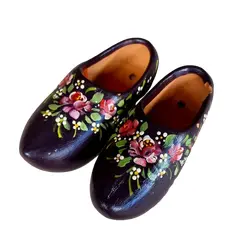 Foto de um(a) Par de tamancos holandeses pintados à mão, da categoria de Outros colecionáveis. Lindo par de tamancos holandeses, conhecidos como klompen, em cerâmica e pintados à mão. Já vem com furinho para pendurar na... Vendido no marketplace Trésors.
