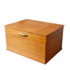 Foto de um(a) Caixa de madeira maciça vintage, da categoria de Cestos e Caixas. Grande caixa de madeira maciça, folheada com madeira clara, linhas retas.leves marcas do tempo que não ofuscam a beleza da... Vendido no marketplace Trésors.