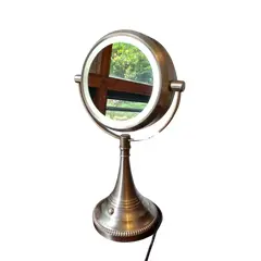 Foto de um(a) Espelho de mesa com lente de aumento e iluminação, da categoria de Espelhos. Lindo espelho de mesa com luminária e lente de aumento, espelho e luz nos 2 lados. articulável corpo em metal.possui... Vendido no marketplace Trésors.