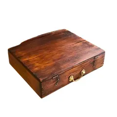 Foto de um(a) Maleta de pintura em madeira nobre inicio do sec XX, da categoria de Malas. Antiga maleta de pintura, inicio do sec XX Toda original lixada e encerada, possui marcas no tempo e desgastes na madeira,... Vendido no marketplace Trésors.