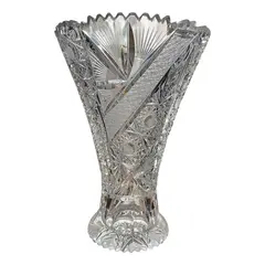 Foto de um(a) Antigo Vaso Jarro Decorativo Cristal Baccarat Lapidado À Mão, da categoria de Vasos. Antigo e preciso vaso decorativo em cristal translúcido europeu com lindo brilho natural e primorosa lapidação manual,... Vendido no marketplace Trésors.