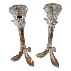 Foto de um(a) Antigo Par De Castiçais Art Deco Tulipas Cristal Francês, da categoria de Castiçais. Cristal d’Arques France.Antigo e finíssimo par de castiçais artísticos em cristal francês, modelo tulipa. Medidas 22x10cm... Vendido no marketplace Trésors.