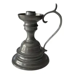 Foto de um(a) Antigo Grande Castiçal Palmatória Em Estanho Rústico, da categoria de Castiçais. Marca John Somers. Antiga e grande palmatória/castiçal em estanho trabalhado. Peça decorativa e especial! Medidas 21x20cm. Vendido no marketplace Trésors.