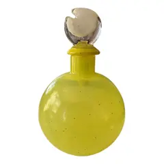 Foto de um(a) Antigo Perfumeiro Decorativo Em Murano Amarelo Art Deco, da categoria de Garrafas, potes e jarros. Italy Glass Antigo perfumeiro decorativo em Murano amarelo com a tampa com detalhes em branco. Peça toda original. Art Deco.... Vendido no marketplace Trésors.